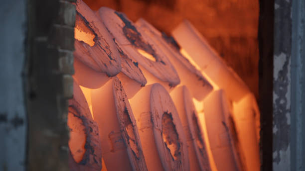 Four robotique avec métal chauffé au rouge